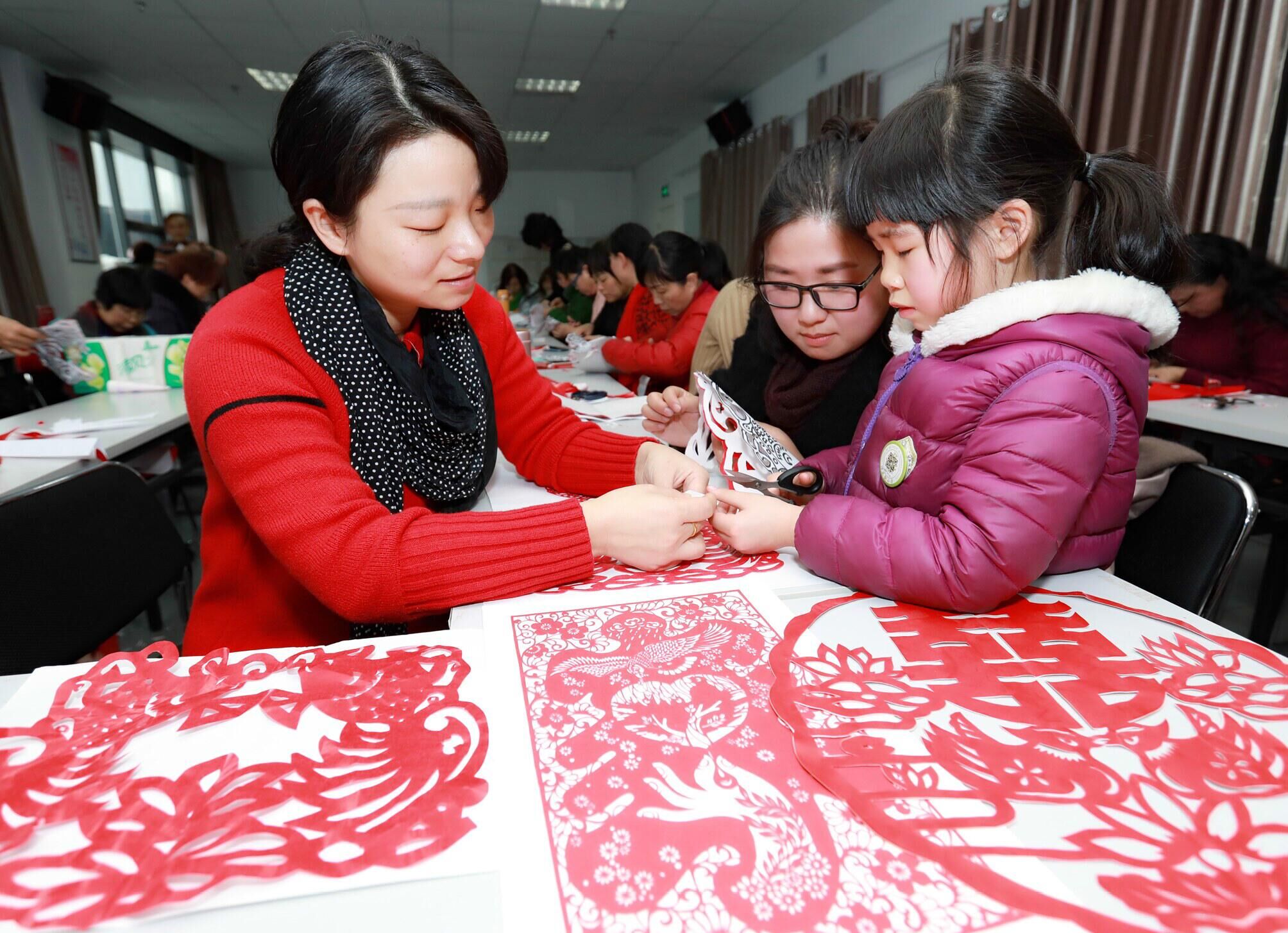 市妇女儿童活动中心开展"巧手剪纸迎新年"活动