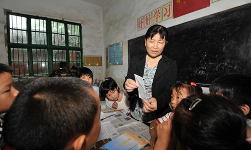 7月2日,汉寿县毓德铺镇永固小学,王小兰老师折叠纸张帮孩子们分析数学